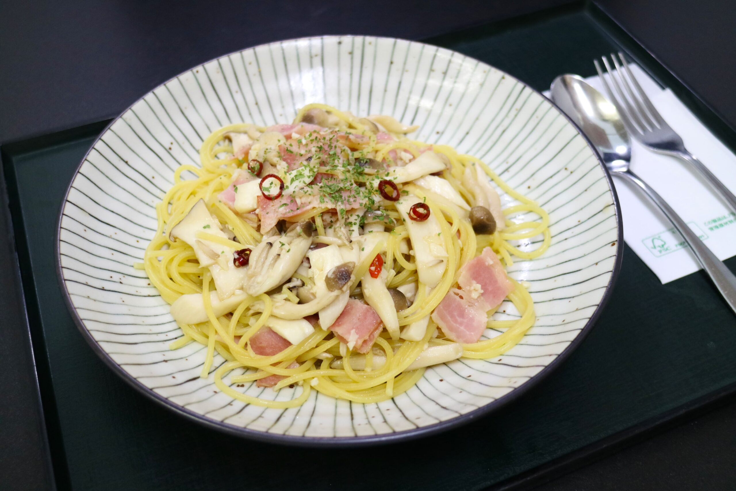 きのことベーコンのペペロンチーノ 1,080円